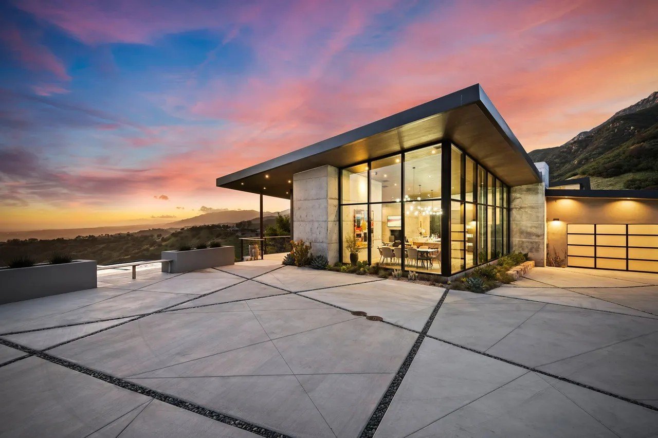 Glass and Steel Sanctuary That Is Perched Above the Clouds in Santa Barbara Lists for $8 Million: ‘A Living Work of Art’ 1 Santa Barbara Modern Home