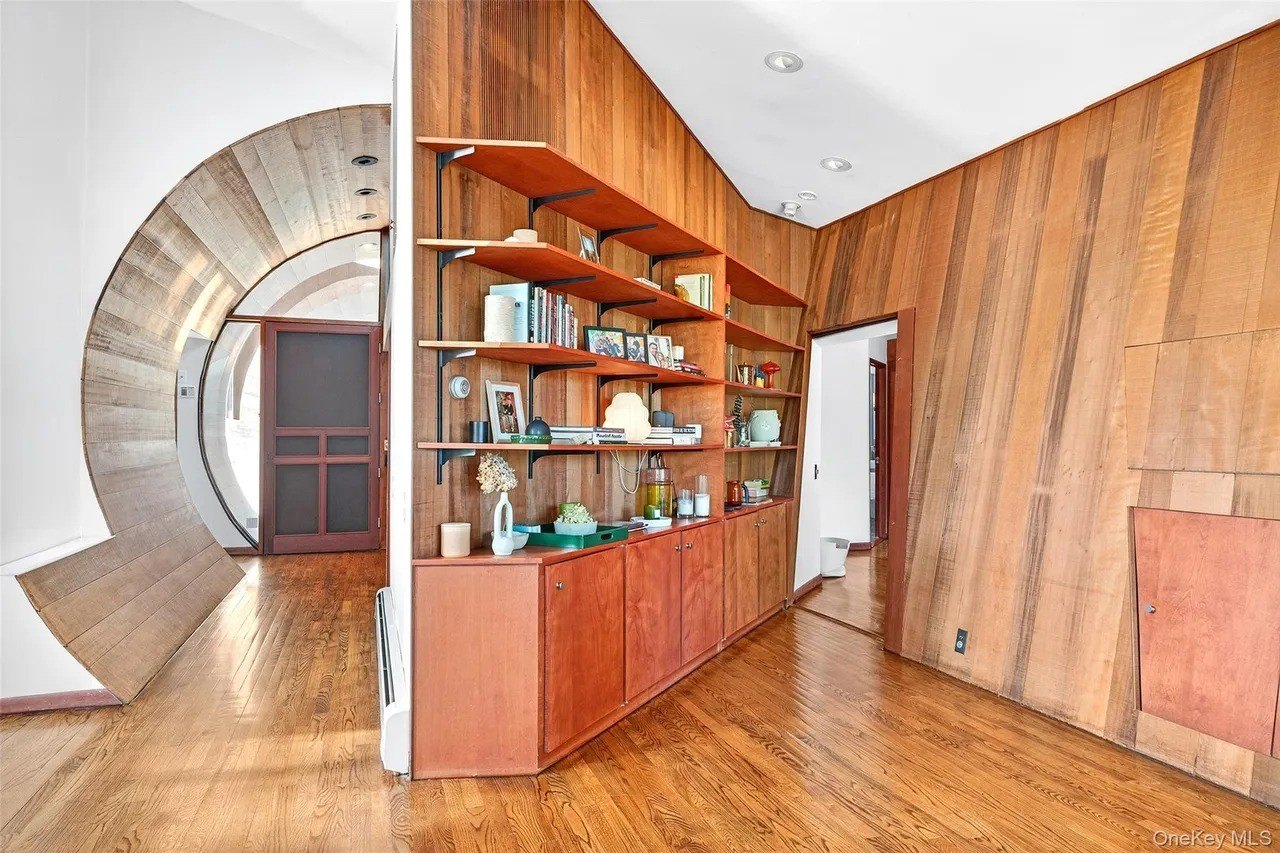 ‘Genius’ Midcentury Modern Home Designed by Jimi Hendrix’s Studio Architect Lists in Woodstock for $3.5 Million 1 ‘Genius’ Midcentury Modern Home Designed by Jimi Hendrix’s Studio Architect Lists in Woodstock for $3.5 Million