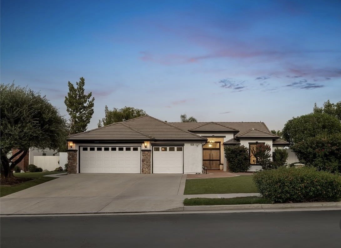 ‘Selling Sunset’ Star Nicole Young Admits Future on Netflix Hit Is Uncertain Amid Move to Nashville—as She Lists California Home for $2.3 Million 1 “Selling Sunset” star Nicole Young has listed her beloved Woodland Hills, CA home ahead of her full time move to Nashville, TN.