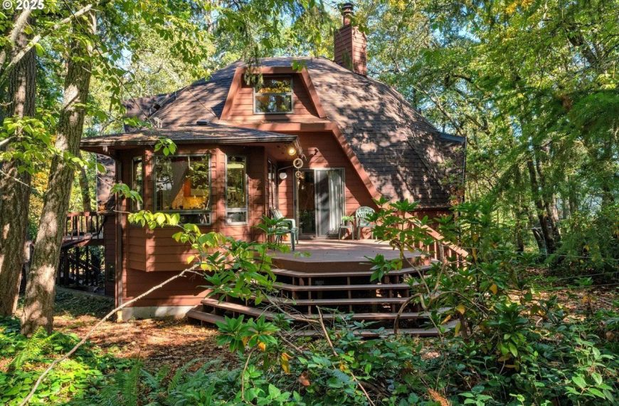 3-Acre Maine ‘Retreat’ Without Heat, Plumbing, Bathroom, or Kitchen Lists for Just $130K